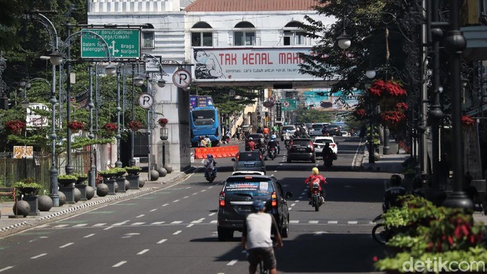 Bandung jadi salah satu kawasan yang memberlakukan PPKM Darurat. Jalan Asia Afrika yang kerap ramai oleh aktivitas warga pun kini tampak lengang.