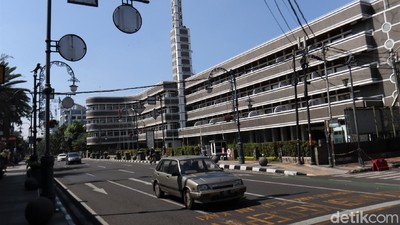 Suasana Jalan Asia Afrika Saat Bandung Terapkan PPKM Darurat