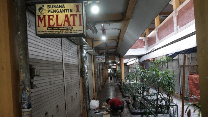 Sunyi Sepi Pasar Beringharjo di Kala PPKM Darurat Sejumlah toko nonesensial di Pasar Beringharjo ditutup sementara. Penutupan dilakukan selama pemberlakuan PPKM Darurat mulai tanggal 3 hingga 20 Juli 2021.