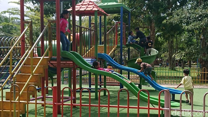 taman akun-alun di Trenggalek masih ramai dikunjungi warga