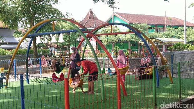 taman akun-alun di Trenggalek masih ramai dikunjungi warga