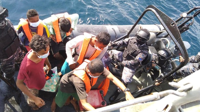 TNI AL Jemput Lima Nelayan yang Terdampar di Malaysia