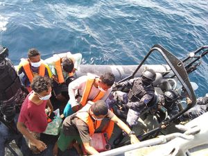 TNI AL Jemput Lima Nelayan yang Terdampar di Malaysia Akibat Kecelakaan