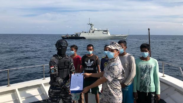 TNI AL Jemput Lima Nelayan yang Terdampar di Malaysia