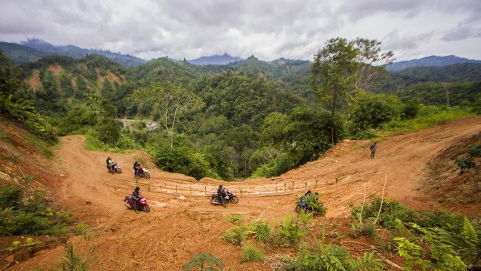 Jalan penghubung antar desa di Kalimantan Selatan, rusak akibat longsor pascabanjir. Kondisi jalan yang belum diperbaiki membuat warga sulit beraktivitas.