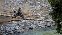 Warga setempat mengeluhkan jalan penghubung antar desa yang berada di Kecamatan Hantakan tersebut masih rusak parah akibat longsor pascabanjir bandang dan hingga kini belum diperbaiki sehingga mengganggu aktivitas warga.
