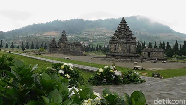 Objek wisata di dataran tinggi Dieng ditutup saat PPKM Darurat. Kondisi itu dimanfaatkan petugas untuk melakukan penyemprotan disinfektan di area Candi Arjuna.