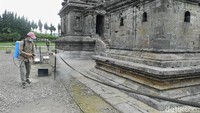 Penyemprotan disinfektan pun dilakukan di semua obyek wisata di Dieng, termasuk komplek Candi Arjuna. 