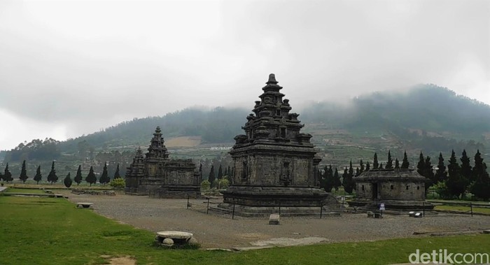 Objek wisata di dataran tinggi Dieng ditutup saat PPKM Darurat. Kondisi itu dimanfaatkan petugas untuk melakukan penyemprotan disinfektan di area Candi Arjuna.