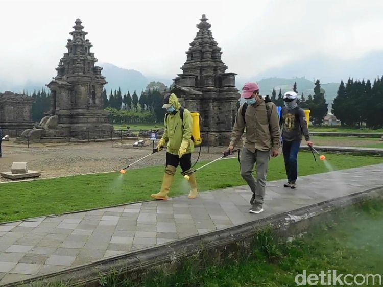Tutup Saat PPKM Darurat, Candi Arjuna Disemprot Disinfektan