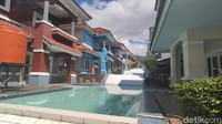 Wisatawan biasa datang ke vila ini untuk mengambil foto ataupun video untuk diunggah di media sosial. Sebab, kawasan tersebut memiliki pemandangan dan konsep yang Instagramable. 