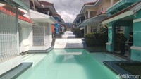Villa ini unik karena kolam renangnya sambung menyambung jadi satu. Ada sekitar 20 kolam renang berjajar di antara deretan vila tersebut. Villa ini terletak di kawasan Bukit Cipendawa, Kecamatan Pacet, Kabupaten Cianjur, Jawa Barat.