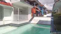Lokasi vila tersebut juga strategis, tidak begitu jauh dari destinasi wisata di Cianjur, seperti Kebun Raya Cibodas dan Taman Bunga Nusantara.