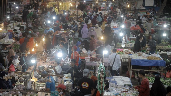 Daerah Jawa dan Bali tengah memberlakukan PPKM Darurat mulai Sabtu (3/7) lalu. Meski begitu, Pasar Cibinong di Kabupaten Bogor tampak ramai saat PPKM Darurat.