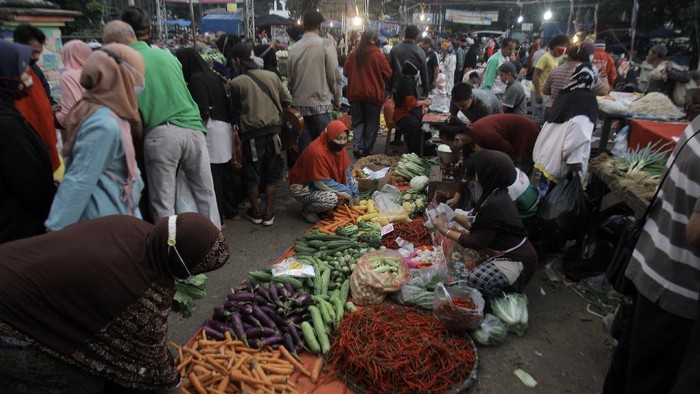 Waduh, Pasar di Cibinong Ramai Meski Tengah PPKM Darurat Daerah Jawa dan Bali tengah memberlakukan PPKM Darurat mulai Sabtu (3/7) lalu. Meski begitu, Pasar Cibinong di Kabupaten Bogor tampak ramai saat PPKM Darurat.