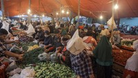 Sejumlah warga memadati Pasar Cibinong di Kabupaten Bogor, Jawa Barat, Minggu (4/7/2021).  