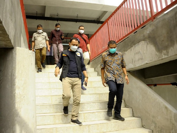 Wali Kota Surabaya Eri Cahyadi Sulap Lapangan Tembak Jadi RS Lapangan