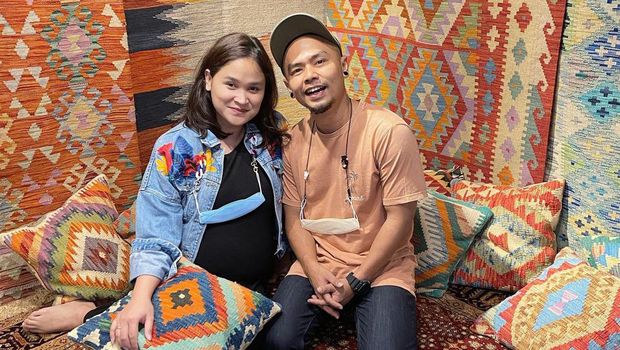 Wendi Cagur dan Istri