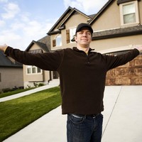 6. Cara Hemat Pria yang Punya Rp 26 Miliar dan Pensiun Dini di Usia 28Tapi tak seperti kebanyakan anak muda, JP sudah pensiun di usia 28 setelah tujuh tahun bekerja di industri finansial. Ia tak takut kekurangan uang karena sudah punya tabungan lebih dari $2 juta atau Rp 26,6 miliaran.Selain dapat langsung dapat pekerjaan bagus yang menghasilkan cukup banyak, ia bertekad menabung, berinvestasi, dan tentunya berhemat. Setiap bulannya, JP pun menabungkan 70% penghasilan yang diterima sehingga bisa punya uang begitu banyak. Beberapa cara hemat JP yang lain adalah beli furniture bekas, mengurangi pengeluaran dengan mengetahui berapa banyak waktu kerja yang dibutuhkan saat menghabiskan uang untuk membeli suatu barang.Foto: Getty Images/iStockphoto/Renphoto