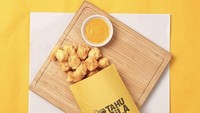 Tahu Gila punya konsep gorengan tahu kekinian, yang disajikan seperti chicken popcorn dengan cocolan saus keju yang lumer creamy. Foto: Instagram Official Shop