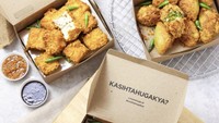 Penggemar gorengan tahu, jangan kaget kalau mampir ke salah satu gerai Mo Tahu Aja! langsung disuguhkan menu bejibun. Di sini bisa pesan tahu walik, dan tahu kriuk, yang pakai sambal merah spesial. Foto: Instagram Official Shop