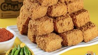 Penggemar bubuk cabe dan gorengan, jajan di Tahu Kriuk Galak bisa cicip tahu krispi dengan taburan bubuk cabe royal dan krenyes pedas rawit hijau yang bikin jontor. Foto: Instagram Official Shop