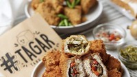 Tahu Garing TAGAR punya banyak cabang tersebar di sekitar Jakarta. Di sini spesialis tahu garing ekstra krispi yang di dalamnya terdapat isian tauge dengan sambal hijau hingga rawit pedas. Foto: Instagram Official Shop