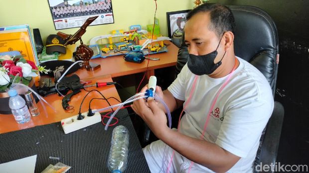 Agus Romy tengah membuat alat bantu pernapasan