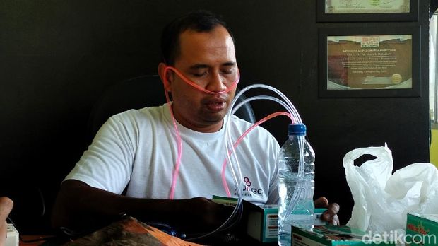 Agus Romy tengah membuat alat bantu pernapasan