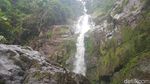 Foto: Air Terjun di Mamasa yang Cantik tapi Tersembunyi