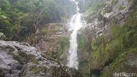 Tiupan angin mampu menerbangkan bias-bias air hingga sejauh puluhan meter. Saking tingginya air terjun ini, dikabarkan saat kemarau melanda, air yang jatuh akan hilang ditiup angin, sebelum mencapai dasar. 