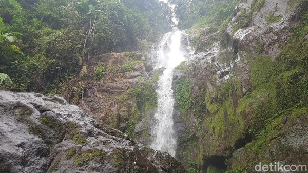 Foto: Air Terjun di Mamasa yang Cantik tapi Tersembunyi