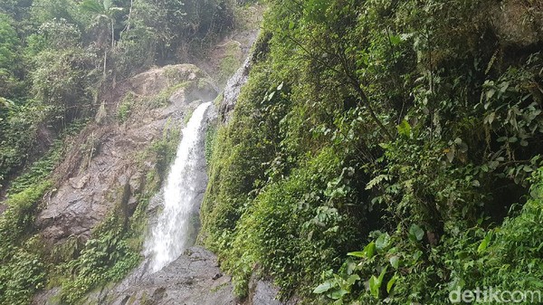 Dari tempat saya berdiri, air terjun Sollokan terlihat terdiri atas tiga tingkatan. Ketinggiannya diperkirakan tidak kurang dari 75 meter. Air terjun ini mengalirkan air yang terasa sangat menyegarkan. Dari tempat saya berdiri, air terjun Sollokan terlihat terdiri atas tiga tingkatan. Ketinggiannya diperkirakan tidak kurang dari 75 meter. Air terjun ini mengalirkan air yang terasa sangat menyegarkan.