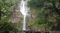Setelah berjalan kaki lebih kurang 30 menit lamanya,  kami akhirnya tiba di kawasan wisata alam air terjun Sollokan. Keindahannya, memang mampu menawar rasa lelah menuju tempat ini. 