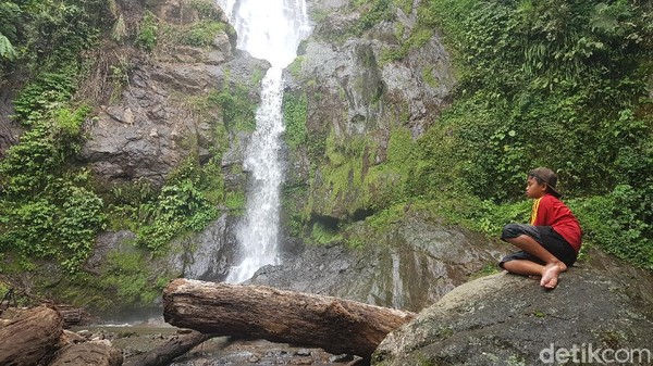 Inilah air terjun Sollokan di Mamasa yang cantik namun tersembunyi. Kawasan wisata yang lebih dikenal dengan nama Sarambu Sollokan ini terletak di Desa Malimbong, Kecamatan Messawa, Mamasa.