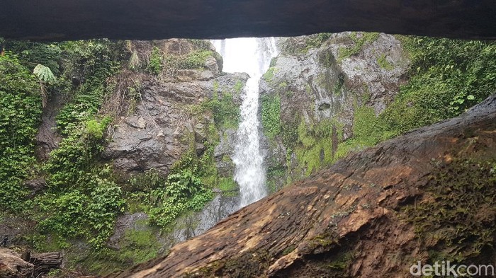 Air Terjun Sollokan Air terjun tersembunyi di Mamasa