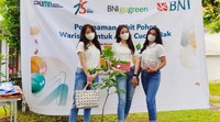 Pegawai BNI atau BNI Hi-Movers juga menanam 750 pohon mangrove pada akhir Juni lalu. Selain mencegah kerusakan akibat erosi dan abrasi, hutan mangrove menjadi habitat alami serta sumber makanan berbagai spesies di pesisir dan lautan.