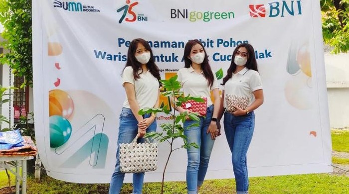 Aksi Peduli Lingkungan Sambut HUT ke-75 BNI Dalam rangkaian perayaan HUT ke-75, BNI menggelar aksi peduli lingkungan dengan menanam pohon dan merestorasi terumbu karang.