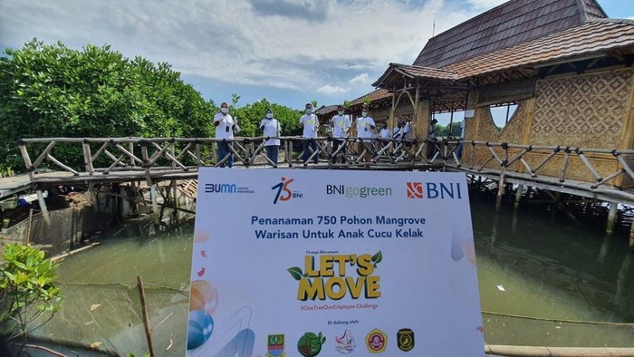 Dalam rangkaian perayaan HUT ke-75, BNI menggelar aksi peduli lingkungan dengan menanam pohon dan merestorasi terumbu karang.