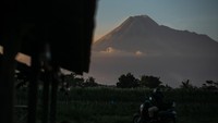 Menurut data Balai Penyelidikan dan Pengembangan Teknologi Kebencanaan Geologi (BPPTKG) Yogyakarta, pada periode Senin, 7 Juli 2021 pukul 06.00-18.00 WIB teramati terjadi satu kali awan panas guguran dengan jarak luncur 1.500 ke arah barat daya, 14 kali luncuran lava pijar ke arah barat daya jarak maksimal 1.500 meter dan 14 kali luncuran lava pijar jarak luncur 1.800 meter ke arah tenggara.