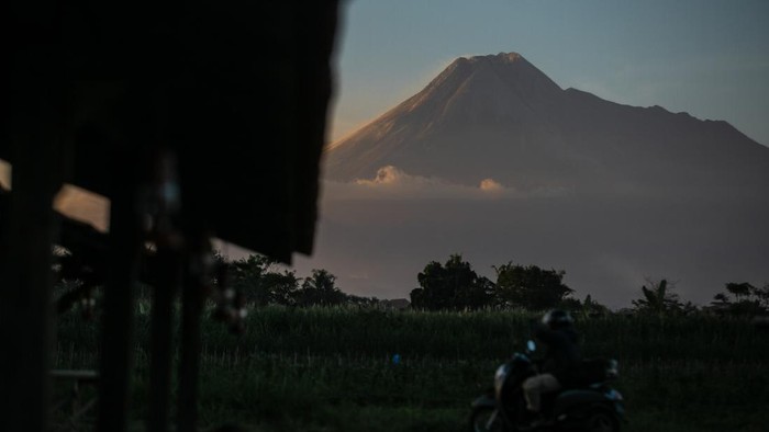 Pucak Gunung Merapi terlihat dari Desa Wedomartani, Ngemplak, Sleman, DI Yogyakarta, Senin (5/7/2021). Menurut data Balai Penyelidikan dan Pengembangan Teknologi Kebencanaan Geologi (BPPTKG) Yogyakarta, pada periode Senin, 7 Juli 2021 pukul 06.00-18.00 WIB teramati terjadi satu kali awan panas guguran dengan jarak luncur 1.500 ke arah barat daya, 14 kali luncuran lava pijar ke arah barat daya jarak maksimal 1.500 meter dan 14 kali luncuran lava pijar jarak luncur 1.800 meter ke arah tenggara. ANTARA FOTO/Hendra Nurdiyansyah/pras.