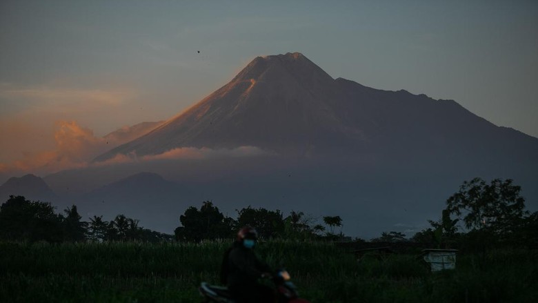 Pucak Gunung Merapi terlihat dari Desa Wedomartani, Ngemplak, Sleman, DI Yogyakarta, Senin (5/7/2021). Menurut data Balai Penyelidikan dan Pengembangan Teknologi Kebencanaan Geologi (BPPTKG) Yogyakarta, pada periode Senin, 7 Juli 2021 pukul 06.00-18.00 WIB teramati terjadi satu kali awan panas guguran dengan jarak luncur 1.500 ke arah barat daya, 14 kali luncuran lava pijar ke arah barat daya jarak maksimal 1.500 meter dan 14 kali luncuran lava pijar jarak luncur 1.800 meter ke arah tenggara. ANTARA FOTO/Hendra Nurdiyansyah/pras.