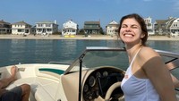 Alexandra juga pernah main dalam serial American Horror Story: Hotel. (Foto: dok. Instagram @alexandradaddario)  