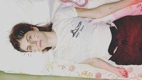 Di Instagram, Alexandra Daddario tampak rutin melakukan akupuntur di bagian wajahnya. (Foto: dok. Instagram @alexandradaddario)  