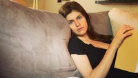 Dalam kesempatan tersebut, Alexandra Daddario berbagi soal bulan madu ideal dan juga pengalamannya menggunakan aplikasi kencan. (Foto: dok. Instagram @alexandradaddario)  