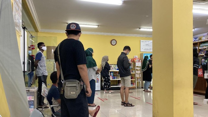 Antrean pembeli di Apotek Roxy Pondok Labu, Cilandak, Jaksel, Senin (5/7/2021) malam.