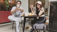 Ini adalah momen Ayu Aulia bersama Pengacara kondang Hotman Paris. Keduanya tampak asyik menikmati makanan di sebuah restoran. Foto: Instagram @ayualulia5252