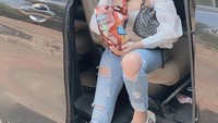 Salah satunya momennya saat ngemil di dalam mobil ini. Ia ngemil keripik singkong dengan rasa barbeque. Gayanya yang cantik dan seksi membuat netizen salah fokus. Foto: Instagram @ayualulia5252
