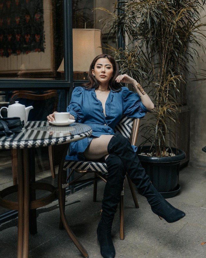 Ayu Aulia Gaya Cantik Ayu Aulia saat Ngopi di Kafe Mewah