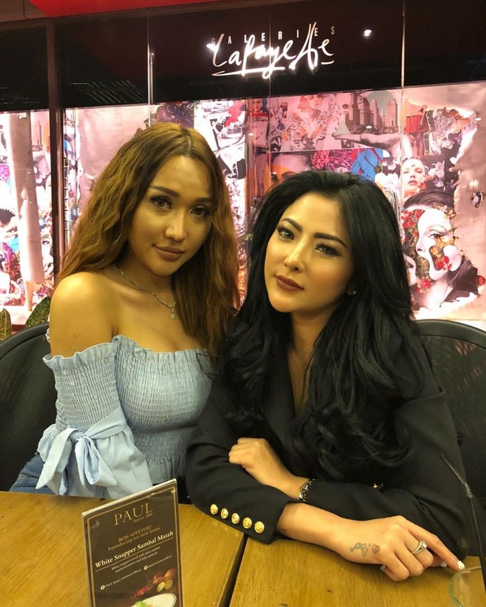 Ayu Aulia Gaya Cantik Ayu Aulia saat Ngopi di Kafe Mewah